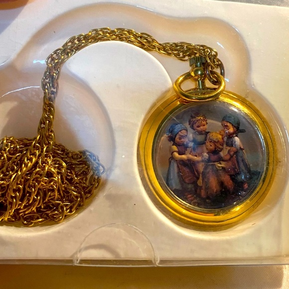 M. I. Hummel "Ring Around The Rosie" Pendant Watch 23k gold wooden case - Picture 3 of 6